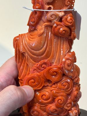 A fine Chinese red coral sculpture of Guanyin seated on a lotus throne on a wooden stand, 19/20th C. — photo 13