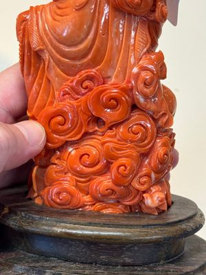 A fine Chinese red coral sculpture of Guanyin seated on a lotus throne on a wooden stand, 19/20th C. — photo 14
