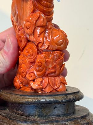 A fine Chinese red coral sculpture of Guanyin seated on a lotus throne on a wooden stand, 19/20th C. — photo 15