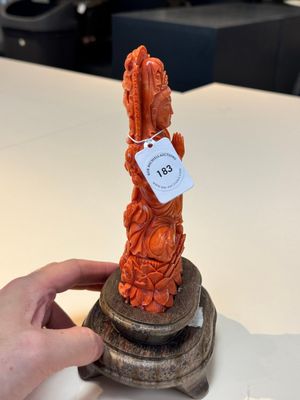 A fine Chinese red coral sculpture of Guanyin seated on a lotus throne on a wooden stand, 19/20th C. — photo 2