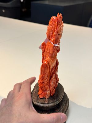 A fine Chinese red coral sculpture of Guanyin seated on a lotus throne on a wooden stand, 19/20th C. — photo 4