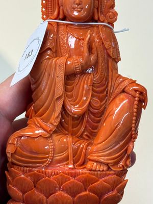 A fine Chinese red coral sculpture of Guanyin seated on a lotus throne on a wooden stand, 19/20th C. — photo 7