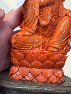 A fine Chinese red coral sculpture of Guanyin seated on a lotus throne on a wooden stand, 19/20th C. — photo 8