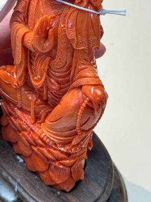 A fine Chinese red coral sculpture of Guanyin seated on a lotus throne on a wooden stand, 19/20th C. — photo 9