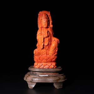A fine Chinese red coral sculpture of Guanyin seated on a lotus throne on a wooden stand, 19/20th C. — photo 1