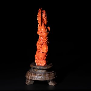 A fine Chinese red coral sculpture of Guanyin seated on a lotus throne on a wooden stand, 19/20th C. — photo 2