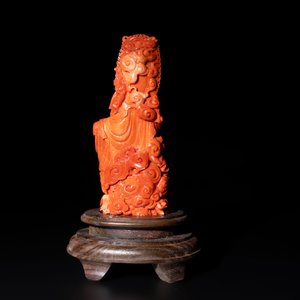 A fine Chinese red coral sculpture of Guanyin seated on a lotus throne on a wooden stand, 19/20th C. — photo 3