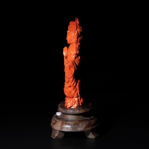 A fine Chinese red coral sculpture of Guanyin seated on a lotus throne on a wooden stand, 19/20th C. — photo 4