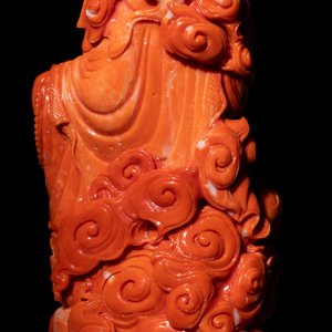 A fine Chinese red coral sculpture of Guanyin seated on a lotus throne on a wooden stand, 19/20th C. — photo 7