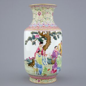 A fine Chinese Republic famille rose vase, 20th C. — photo 2
