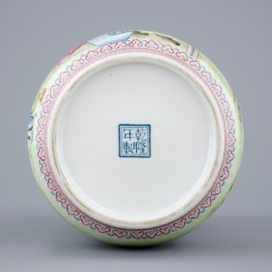 A fine Chinese Republic famille rose vase, 20th C. — photo 6
