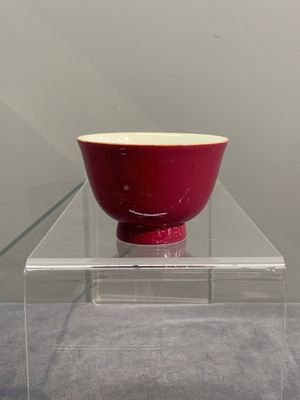 A fine Chinese ruby-ground famille rose 'magnolia' cup, Qianlong mark and of the period — photo 2