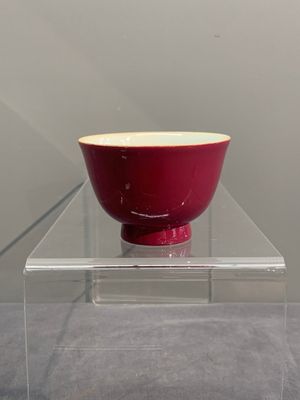A fine Chinese ruby-ground famille rose 'magnolia' cup, Qianlong mark and of the period — photo 3