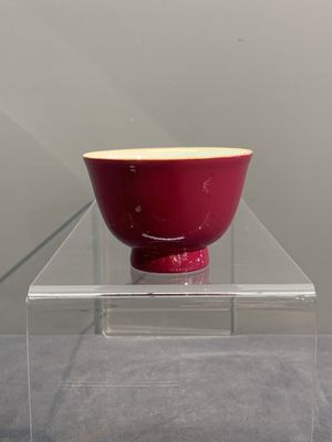 A fine Chinese ruby-ground famille rose 'magnolia' cup, Qianlong mark and of the period — photo 4