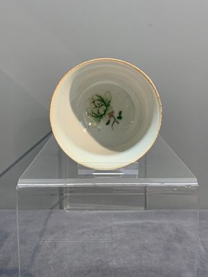 A fine Chinese ruby-ground famille rose 'magnolia' cup, Qianlong mark and of the period — photo 5