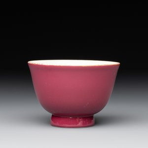 A fine Chinese ruby-ground famille rose 'magnolia' cup, Qianlong mark and of the period — photo 2