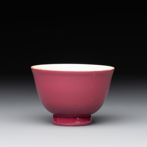 A fine Chinese ruby-ground famille rose 'magnolia' cup, Qianlong mark and of the period — photo 3