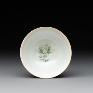A fine Chinese ruby-ground famille rose 'magnolia' cup, Qianlong mark and of the period — photo 4