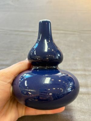 A fine Chinese sacrificial blue-glazed double gourd vase, Qianlong mark and of the period — 照片 1