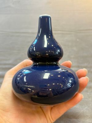 A fine Chinese sacrificial blue-glazed double gourd vase, Qianlong mark and of the period — 照片 3