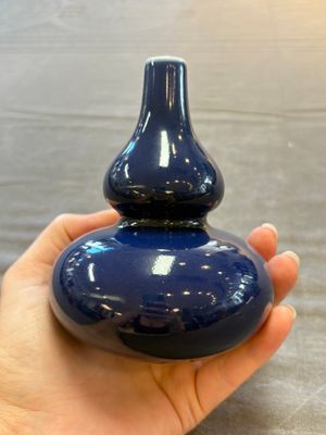 A fine Chinese sacrificial blue-glazed double gourd vase, Qianlong mark and of the period — 照片 4