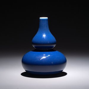 A fine Chinese sacrificial blue-glazed double gourd vase, Qianlong mark and of the period — 照片 1