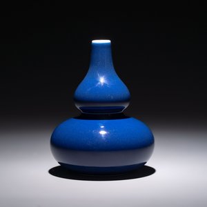 A fine Chinese sacrificial blue-glazed double gourd vase, Qianlong mark and of the period — 照片 2