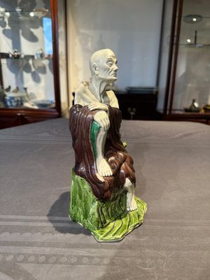 A fine Chinese sancai-glazed figure of a Luohan, Qianlong — foto 2