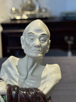A fine Chinese sancai-glazed figure of a Luohan, Qianlong — foto 6