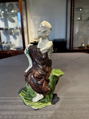 A fine Chinese sancai-glazed figure of a Luohan, Qianlong — 照片 6