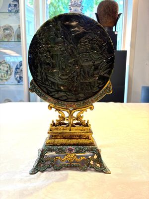 A fine Chinese spinach-green jade table screen with a gilt-cloisonné stand, Qianlong — foto 1