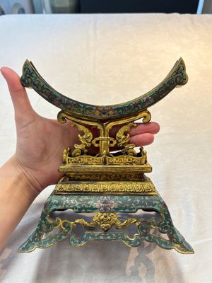 A fine Chinese spinach-green jade table screen with a gilt-cloisonné stand, Qianlong — foto 11