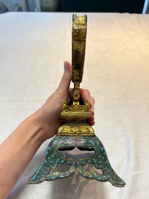 A fine Chinese spinach-green jade table screen with a gilt-cloisonné stand, Qianlong — foto 12