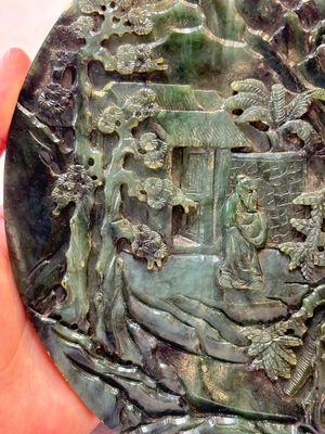 A fine Chinese spinach-green jade table screen with a gilt-cloisonné stand, Qianlong — foto 3