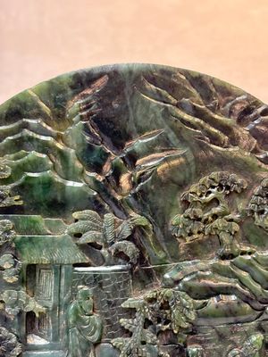 A fine Chinese spinach-green jade table screen with a gilt-cloisonné stand, Qianlong — foto 4