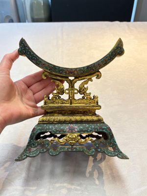 A fine Chinese spinach-green jade table screen with a gilt-cloisonné stand, Qianlong — foto 9