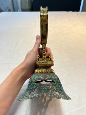 A fine Chinese spinach-green jade table screen with a gilt-cloisonné stand, Qianlong — foto 10