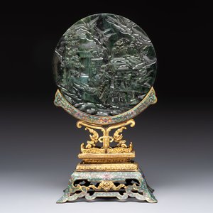 A fine Chinese spinach-green jade table screen with a gilt-cloisonné stand, Qianlong — foto 1
