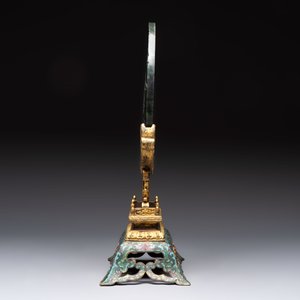 A fine Chinese spinach-green jade table screen with a gilt-cloisonné stand, Qianlong — foto 2