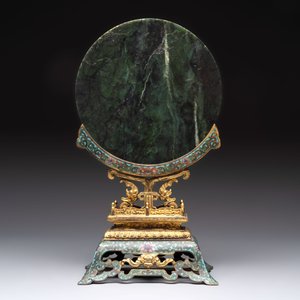 A fine Chinese spinach-green jade table screen with a gilt-cloisonné stand, Qianlong — foto 3