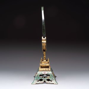 A fine Chinese spinach-green jade table screen with a gilt-cloisonné stand, Qianlong — foto 4
