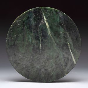 A fine Chinese spinach-green jade table screen with a gilt-cloisonné stand, Qianlong — foto 6