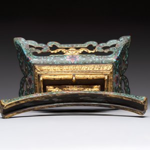 A fine Chinese spinach-green jade table screen with a gilt-cloisonné stand, Qianlong — foto 8