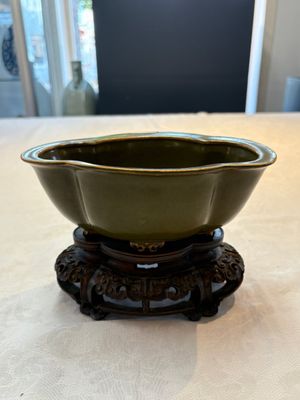 A fine Chinese teadust-glazed quadrifoil jardinière with an openworked wooden stand, Yongzheng mark and of the period — foto 1