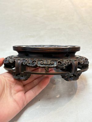 A fine Chinese teadust-glazed quadrifoil jardinière with an openworked wooden stand, Yongzheng mark and of the period — foto 12