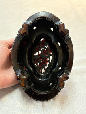 A fine Chinese teadust-glazed quadrifoil jardinière with an openworked wooden stand, Yongzheng mark and of the period — foto 14