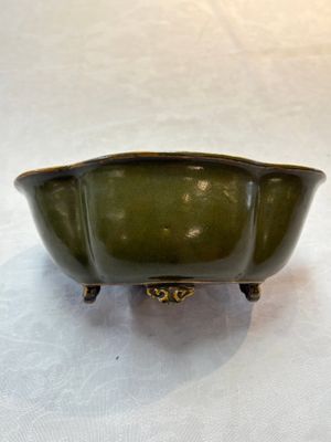 A fine Chinese teadust-glazed quadrifoil jardinière with an openworked wooden stand, Yongzheng mark and of the period — foto 2