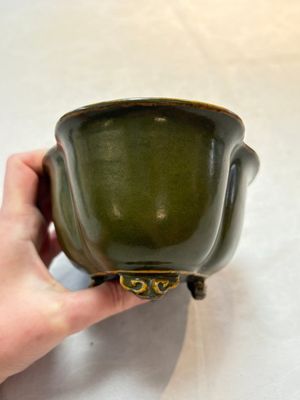 A fine Chinese teadust-glazed quadrifoil jardinière with an openworked wooden stand, Yongzheng mark and of the period — foto 3