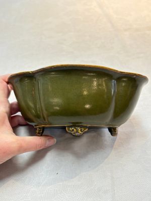 A fine Chinese teadust-glazed quadrifoil jardinière with an openworked wooden stand, Yongzheng mark and of the period — foto 4