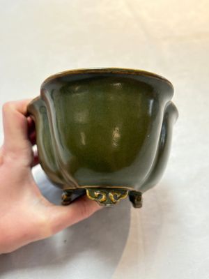 A fine Chinese teadust-glazed quadrifoil jardinière with an openworked wooden stand, Yongzheng mark and of the period — foto 5